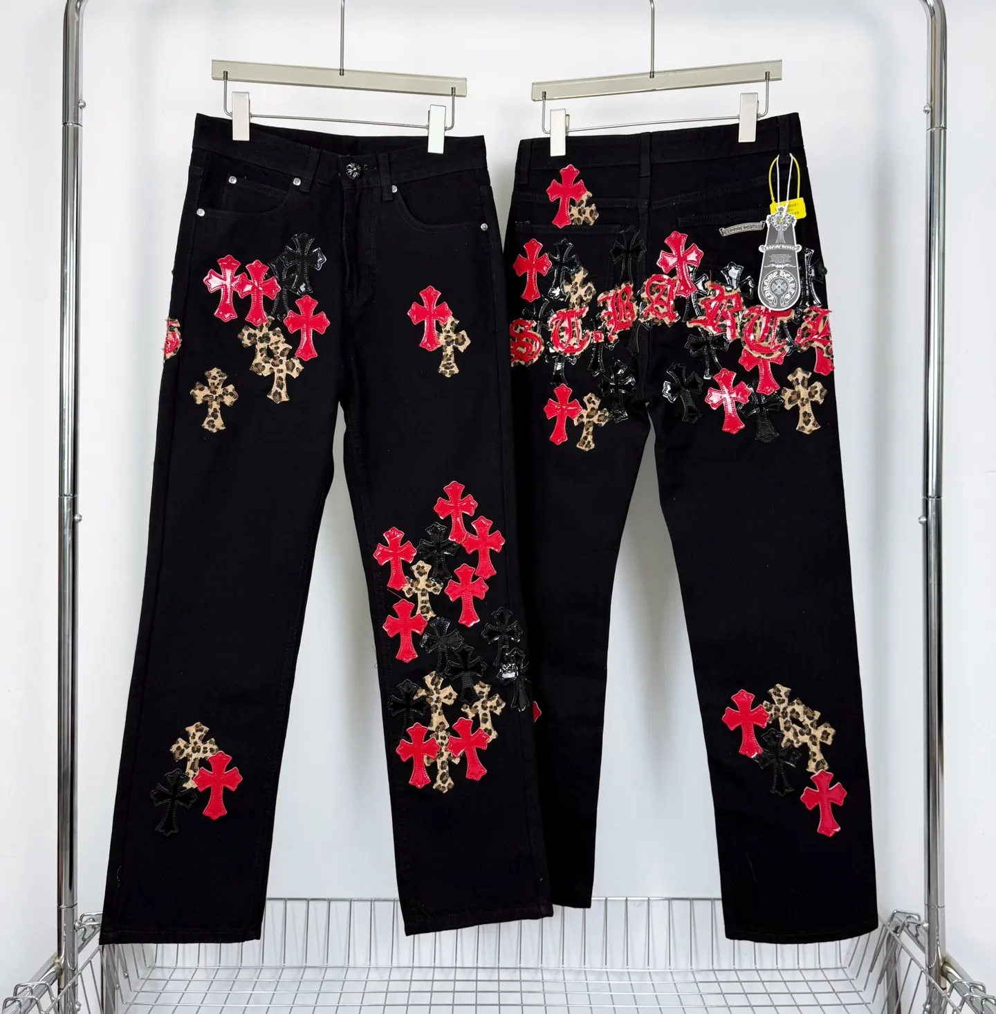 P240 Style No.: H836 ChromeHearts & ChromeHearts Patent Leather Spliced ​​Red Cross Spliced ​​Leather Straight Jeans Ceiling-Level Jeans A pair is hard to find at the counter‼ ️About Zangyin✅This is an extremely luxurious fashion brand that can also be called the aristocracy of the high street. It has always been an exclusive brand for some hipsters or rich second generations. The color of this model is already very eye-catching by using a unique washed material. It is decorated with pink patch cross flowers, which cleverly highlights the charm of the brand. Secondly, this model adopts a classic high-waist cut design, which highlights the long legs and fashionable temperament of the upper body. The brand is highly recognizable and the slim-fitting configuration is more suitable for daily wear. The personality will be fashionable and the specifications can be seen at a glance. Materials and technology ✅ Needless to say, this point goes without saying. As an excellent craftsman brand, Zangyin's requirements for details and craftsmanship are really perfect. The washed color of this model has gone through a lot of processes, not to mention the embellishment of the denim appliqués. It is also purely handmade and sewn. Just like what they believe in, only handmade things have soul and have the meaning of wearing. A top-notch heavy-duty fashionable denim item, recommended by both hands‼ ️ Size: 28, 30, 32, 34, 36 (S-XXL) Color: black